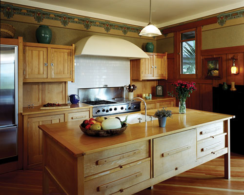 
In 1998, Bill Moses remodeled the Casa Barranca kitchen after studying the Gamble house, another Greene & Greene bungalow in Pasadena. The kitchen had originally been remodeled in the 1950s with red Formica countertops and painted cabinetry.
